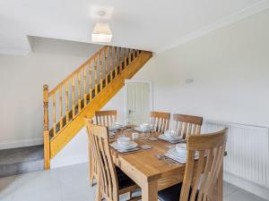 マーブルソープにあるDawson Park 10 - Uk12669の木製のテーブルと椅子のあるダイニングルーム