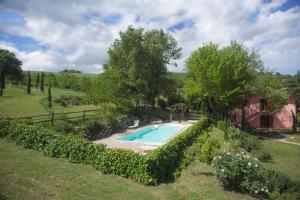 een uitzicht over een zwembad in een tuin bij Agriturismo Il Cavicchio in Pianoro