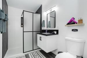 Ένα μπάνιο στο St Louis Premier Studio Escape Luxe Stay Near Vegas Strip +28 φωτογραφίες