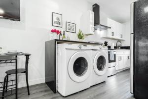 Η κουζίνα ή μικρή κουζίνα στο St Louis Premier Studio Escape Luxe Stay Near Vegas Strip