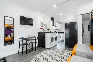 Η κουζίνα ή μικρή κουζίνα στο St Louis Premier Studio Escape Luxe Stay Near Vegas Strip