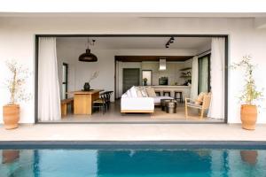 una camera da letto e un soggiorno con piscina di Amazing Protaras Villa Villa Lubbock 3 Bedrooms Private Outdoor Pool a Protaras