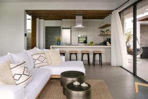 un soggiorno con un divano bianco e una cucina di Amazing Protaras Villa Villa Lubbock 3 Bedrooms Private Outdoor Pool a Protaras