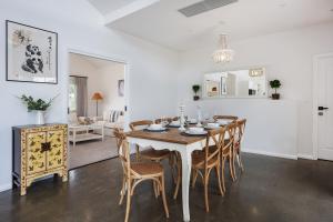 McG Mudgee -Hamptons inspired- with a splash pool的休息区
