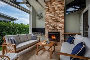 McG Mudgee -Hamptons inspired- with a splash pool的休息区