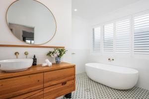 McG Mudgee -Hamptons inspired- with a splash pool的一间浴室