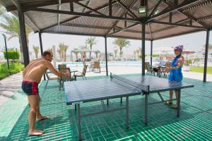Stolní tenis v ubytování Ajman Beach Hotel nebo okolí