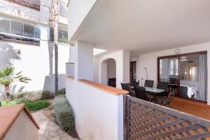 Elle offre une vue sur l'extérieur d'une maison dotée d'un balcon. dans l'établissement Apartamento increible Playazo Vera, à Vera