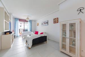 un salon avec un lit et un canapé dans l'établissement Apartamento increible Playazo Vera, à Vera 19 autres photos