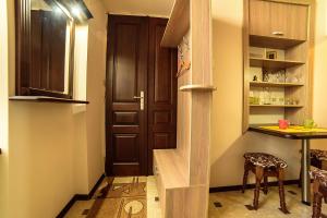 um corredor com uma porta, uma mesa e um banco em Apartments Nekrasova-Rufa 23 em Lviv