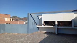 een gebouw met een open raam aan de zijkant bij Exelente departamento en Carlos Paz in Villa Carlos Paz