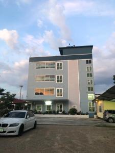 Ban Nua Khlongบ้านทรัพย์มงคล的一辆白色汽车停在一栋建筑物前