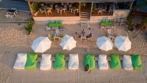 Un restaurante u otro lugar para comer en Code Samui Hotel