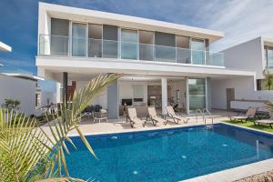 ein Haus mit einem Swimmingpool vor dem Haus in der Unterkunft Villa Olive Thalassa, Brand New, Luxury 3Bdr Protaras Villa With Private Pool in Protaras