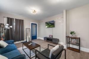 un soggiorno con un divano blu e un tavolo di Heart Of Niagara Falls Stylish a Niagara Falls