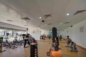 Fitness centrum a/nebo fitness zařízení v ubytování Ajman Beach Hotel