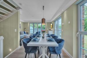 a dining room with a long table and chairs at Haus-Alster-2 in Westerland (Sylt)