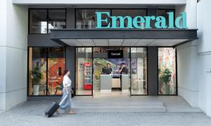 金边Emerald Hotel Residence的一位女士走在一家收到电子邮件的商店前