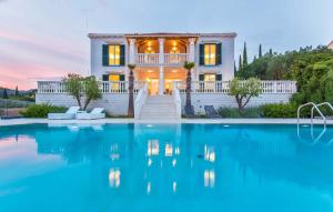 eine Villa mit einem Swimmingpool vor einem Haus in der Unterkunft Beautiful Dubrovnik Villa 5 Bedrooms Villa Gold Dubrovnik Stylish Furnishings Wonderful Sea Views Orasac in Orasac