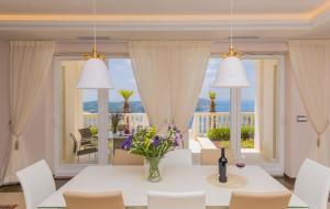 Ein Sitzbereich in der Unterkunft Beautiful Dubrovnik Villa 5 Bedrooms Villa Gold Dubrovnik Stylish Furnishings Wonderful Sea Views Orasac