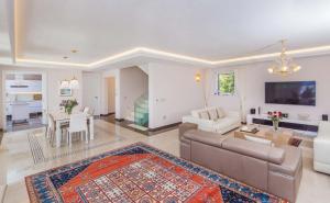 Ein Sitzbereich in der Unterkunft Beautiful Dubrovnik Villa 5 Bedrooms Villa Gold Dubrovnik Stylish Furnishings Wonderful Sea Views Orasac
