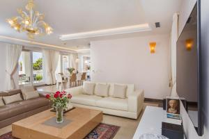 TV/Unterhaltungsangebot in der Unterkunft Beautiful Dubrovnik Villa 5 Bedrooms Villa Gold Dubrovnik Stylish Furnishings Wonderful Sea Views Orasac