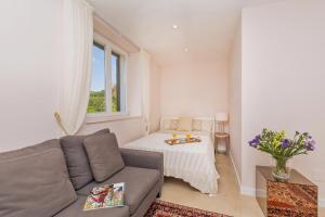 Ein Sitzbereich in der Unterkunft Beautiful Dubrovnik Villa 5 Bedrooms Villa Gold Dubrovnik Stylish Furnishings Wonderful Sea Views Orasac