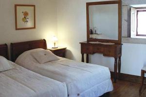 1 Schlafzimmer mit 2 Betten, einem Spiegel und einem Waschbecken in der Unterkunft Splendid Ponte De Lima Villa 6 Bedrooms Villa Coura Coura Valley Views in Ponte de Lima