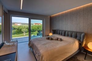 Ένα ή περισσότερα κρεβάτια σε δωμάτιο στο Magical Zadar Villa 6 Bedrooms Villa Ocean Fantasy Astounding Sea Views +32 φωτογραφίες