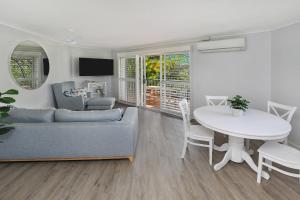 Ruang duduk di Dockside Apartments Mooloolaba