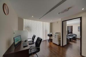 TV a/nebo společenská místnost v ubytování Ajman Beach Hotel