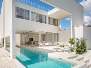 Piscina de la sau aproape de Spectacular Trogir Villa 4 Bedrooms Villa Trogir Sunrise Breath-Taking Sea Views & Heated Swimming Pool