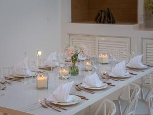 Un restaurant sau alt loc unde se poate mânca la Spectacular Trogir Villa 4 Bedrooms Villa Trogir Sunrise Breath-Taking Sea Views & Heated Swimming Pool +32 fotografii