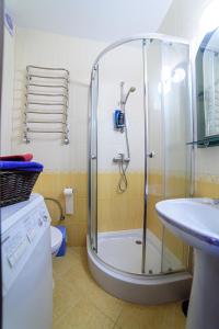 La salle de bains est pourvue d'une douche et d'un lavabo. dans l'établissement Apartments Nekrasova-Rufa 23, à Lviv
