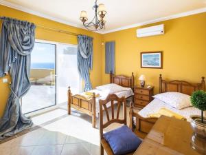 sypialnia z dwoma łóżkami i balkonem w obiekcie Villa Vale De Lapa, Amazing Sea Views, Heated Swimming Pool, Jacuzzi, Ac - Stunning House w mieście Carvoeiro +18 zdjęć