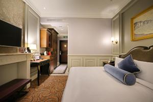 Tempat tidur dalam kamar di Golden Tulip RS Boutique Hotel-Tainan