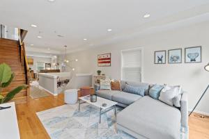 un soggiorno con un divano e un tavolo di Central DC Retreat Luxury In-Law Suite 3BR & 3 BA #DCottage a Washington
