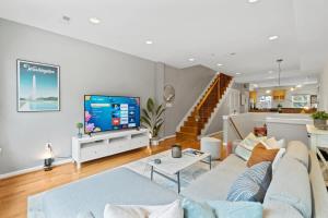 un soggiorno con un divano e una TV di Central DC Retreat Luxury In-Law Suite 3BR & 3 BA #DCottage a Washington Altre 28 foto