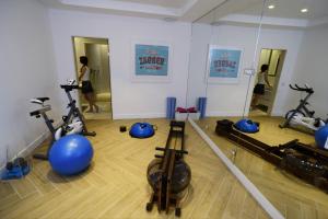 una palestra con biciclette e attrezzature sportive in una stanza di Villa Acona Selca Film Star Looks In A Glamorous Setting With Amazing Facilities Brac a Selca
