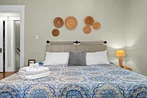 1 dormitorio con 1 cama con placas en la pared en Walk to Churchill & Cardinal Stadium Near SDE, en Louisville