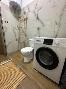 Ένα μπάνιο στο Marble Breeze Apartment By Adriatic Living +17 φωτογραφίες