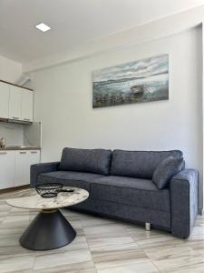 Χώρος καθιστικού στο Marble Breeze Apartment By Adriatic Living