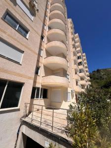 Το κτήριο όπου στεγάζεται  το διαμέρισμα