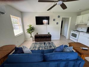 a living room with a blue couch and a tv at Apartment in Bonita in Bonita Springs