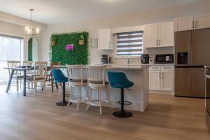 Η κουζίνα ή μικρή κουζίνα στο 4bed25 Bathbrand Newniagara Fallssleeps12 +17 φωτογραφίες