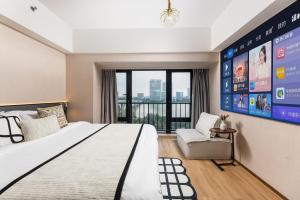 pokój hotelowy z dużym łóżkiem i oknem w obiekcie Manriver Executive Apartments w Guangzhou