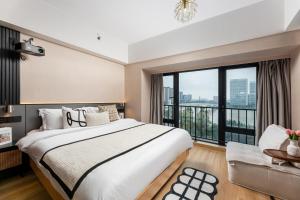 Łóżko lub łóżka w pokoju w obiekcie Manriver Executive Apartments