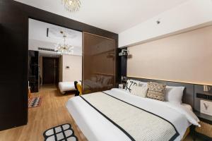 Łóżko lub łóżka w pokoju w obiekcie Manriver Executive Apartments