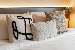 Łóżko lub łóżka w pokoju w obiekcie Manriver Executive Apartments