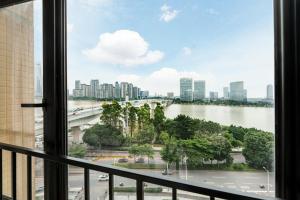 widok na rzekę z okna w budynku w obiekcie Manriver Executive Apartments w Guangzhou